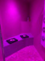 Appartement Love room avec jacuzzi et hammam privatisé Lieu insolite en amoureux Spa détente assurée avec de doux massages en options sur demande - Chambres d'hôtes Orgon