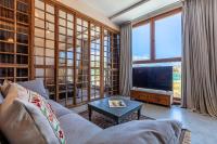 Apartment with Mountain View