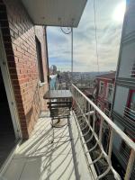 Zimmer mit Kingsize-Bett und Balkon