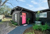The Guava Door - Cheerful Mid-Century - big yard, free parking - B&B Austin
