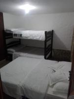 Dreibettzimmer mit Poolblick