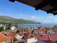 Studio Apartment with Balcony and Lake View