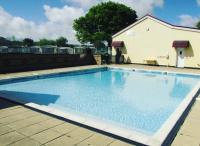 J2 static caravan at Fairway Holiday Park - Bed and Breakfast Sandown