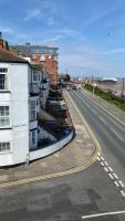 B&B Cleethorpes - Eastcliffe Penthouse, 2 beds & bathrooms with parking - Bed and Breakfast Cleethorpes
