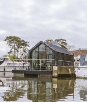 Water Cabin With Water Sports Equipment and Bikes, Bath - Chambres d’hôtes
