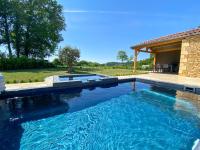 Villa moderne , neuve piscine jacuzzi . - B&B