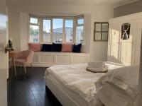 The Clock Tower Apartment - Spacious, Modern, 2 Bedroom Apartment , Southsea with Free parking - sleeps 4 - Chambres d'hôtes Portsmouth