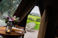 Scaldersitch Farm Boutique Glamping Tipi with private wood fired hot tub - B&B