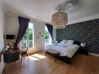 Zimmer mit Kingsize-Bett und Gartenblick.