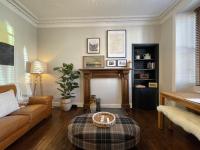 The Wee Shop, Stylish Two Bed Flat in Inverkip Village - B&B Inverkip