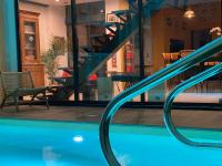 B&B Reims - Loft Spa Reims-fr 250m2 privatifs, piscine intérieure chauffée, spa et parking - Bed and Breakfast Reims