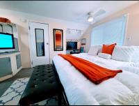 The Joslyn Chateau, a tri-level home that sleeps 8 with a king master - B&B