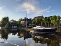 PUUR Eastermar - monumentaal, authentiek en luxe koetshuis aan open vaarwater met jacuzzi en sauna - Bed and Breakfast Oostermeer