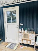 Cool familyhome close to the Beach w two cuddly cats - B&B