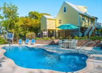 The Emerald Owl House - Peaceful Emerald Isle Beach House w/ Luxurious Heated Pool! - Bed and Breakfast Emerald Isle