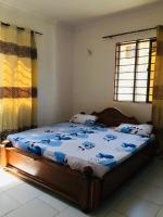 Habitación con cama grande
