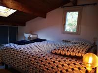 Zimmer mit Kingsize-Bett und Gartenblick. 