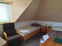 Deze driepersoonskamer heeft een gedeelde badkamer.
