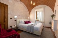 Habitación con cama grande y bañera de hidromasaje