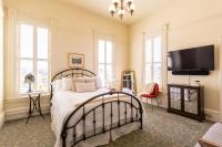 Chambre Lit Queen-Size avec Salle de Bains Commune