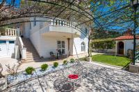 Villa Božica - sea view stone villa with free parking - Bed and Breakfast