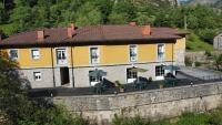 Hotel y Apartamentos La Lonja - Bed and Breakfast Cangas de Onís