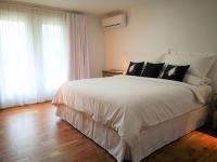 Zimmer mit Kingsize-Bett und Balkon