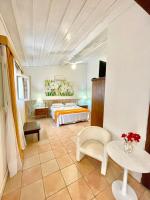 Zimmer mit Kingsize-Bett und Balkon