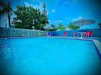 Secret Serenity! Roomy! Pool! 5 min from Beach! - B&B
