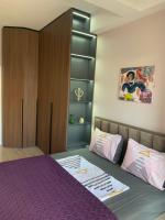 Lovely 1-bedroom Condo in Tirana WiFi-Netflix-AC - Chambres d'hôtes Tirana