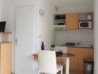 Appartement T2 avec balcon, parking et piscine, proche commodités - FR-1-258-201 - Chambres d'hôtes La Rochelle