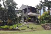 B&B Batu - VILLA BATU Luxurious privacy 3BR villa@ klub bunga - Bed and Breakfast Batu