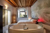 Large Apartment with Private Pool 