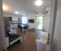 Beach apartment KATE - Wake up to the sea, terrace, garden & parking, Murter - Dalmatia - Ferienwohnung Murter