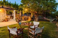 Petalidi Olive Garden Stone House near the beach - B&B Petalídi