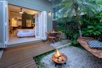 Zimmer mit Kingsize-Bett und Whirlpool