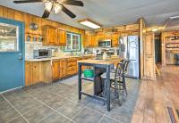 Near Hiking Trails Woodsy Pine Cabin with Fire Pit - Chambres d’hôtes Pine