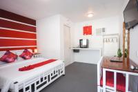 Deluxe Ruby Red Queen Room