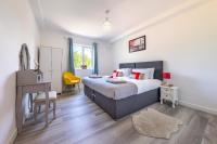 One-Bedroom Apartment with Balcony
