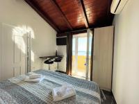 Studio mit Poolblick