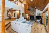 7th Hole Chalet at Wintergreen Resort Hot Tub, Sauna & 3 Fireplaces - B&B Wintergreen