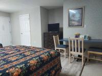 2 Queen Beds with Kitchenette