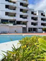 Lovely 2 bedroom with a pool in front of the beach - Chambres d’hôtes Sesimbra