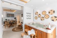 Romantic Suite with Hot Tub