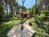 Seafront Villa with a Stunning Garden - Chambres d’hôtes Golem