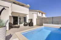 500 Meter zum Strand mit Privatpool, Meerblick, Klima, WLAN - B&B