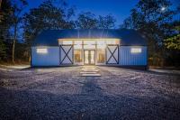 "The Barndo" 4BR Luxury Cabin, Hot Tub, Fire Pit, Bunks, Arcades, Playhouse! - B&B