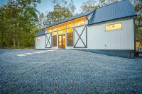 "The Barndo" 4BR Luxury Cabin, Hot Tub, Fire Pit, Bunks, Arcades, Playhouse! - Chambres d’hôtes Broken Bow