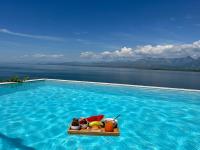 Lake Breeze Villa with a Pool & Magnificent Views - Bed and Breakfast