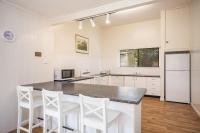 Clarence Court ON THE Beach - Spacious Beach House - Holiday Yamba - Chambres d'hôtes Yamba